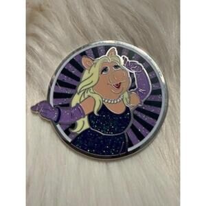 Miss Piggy Chase Pin